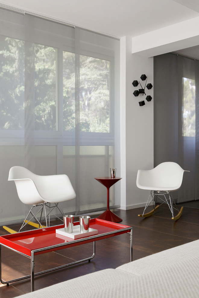 Modernes Wohnzimmer mit weißer Wandfarbe und dunklem Holzboden in Marseille