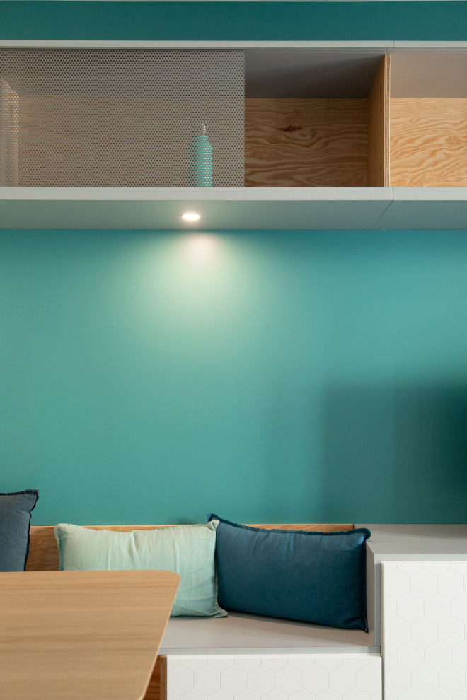 Ejemplo de salón abierto minimalista de tamaño medio sin chimenea con paredes azules, suelo de madera clara y televisor independiente