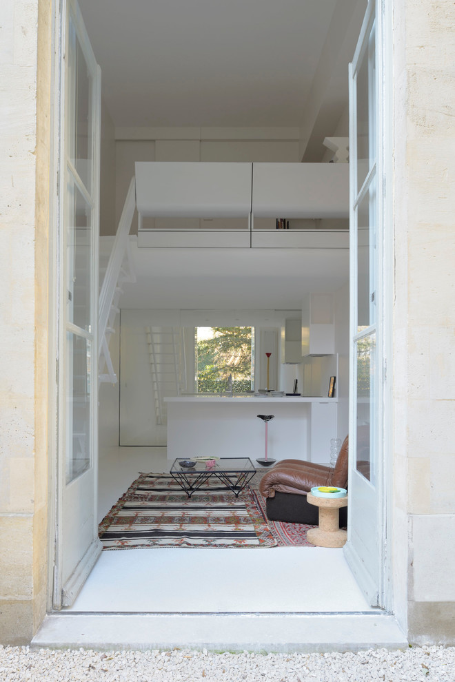 Idées déco pour un petit salon contemporain avec un mur blanc, aucune cheminée et aucun téléviseur.