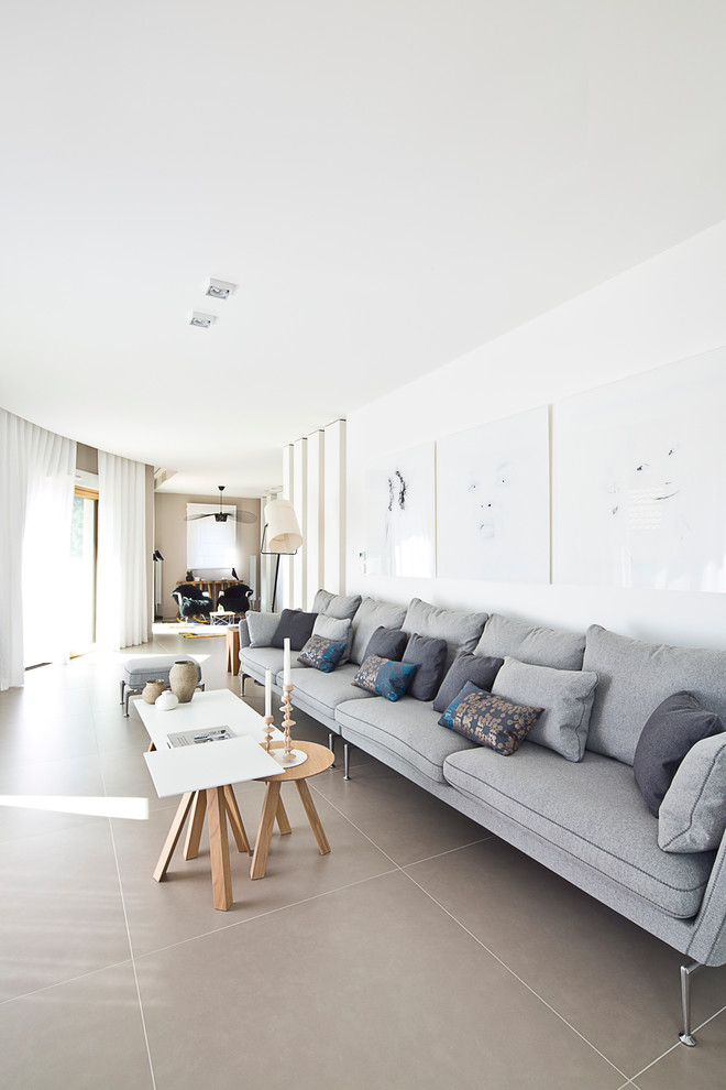 Diseño de salón para visitas abierto y gris y blanco actual grande sin chimenea y televisor con paredes blancas y suelo de baldosas de cerámica