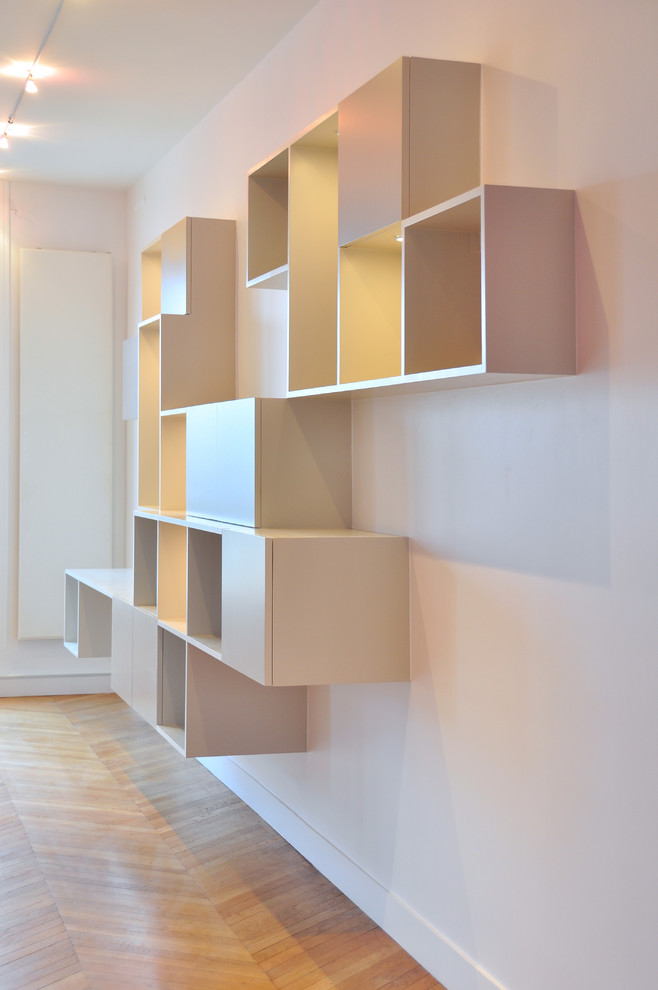 Idées déco pour un grand salon contemporain ouvert avec un mur blanc et parquet clair.