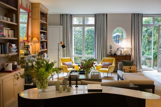 На фото: гостиная комната в стиле ретро с с книжными шкафами и полками и серыми стенами без камина, телевизора
