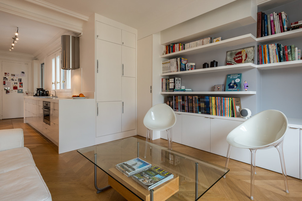 Esempio di un grande soggiorno contemporaneo aperto con pareti bianche, pavimento in legno massello medio, TV autoportante e pavimento marrone