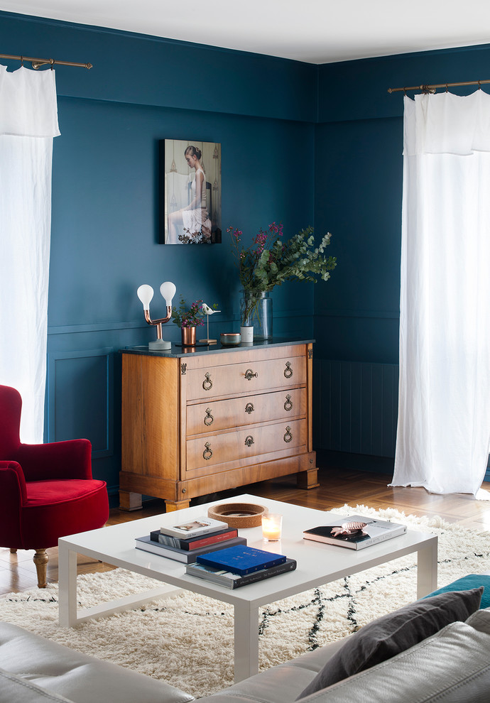 Idéer för att renovera ett eklektiskt vardagsrum, med blå väggar och mellanmörkt trägolv