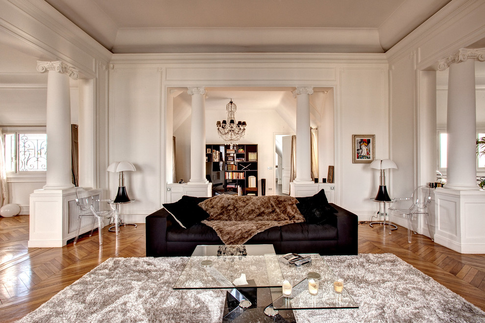 Großes, Repräsentatives, Offenes, Fernseherloses Klassisches Wohnzimmer ohne Kamin mit weißer Wandfarbe und braunem Holzboden in Paris