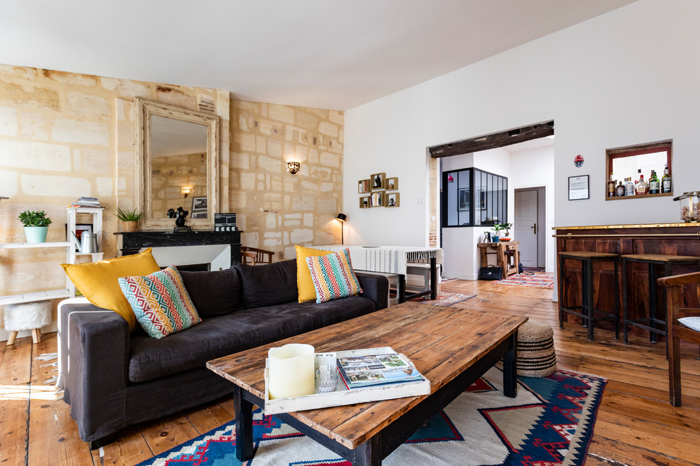 Mediterranes Wohnzimmer mit weißer Wandfarbe, braunem Holzboden und braunem Boden in Bordeaux