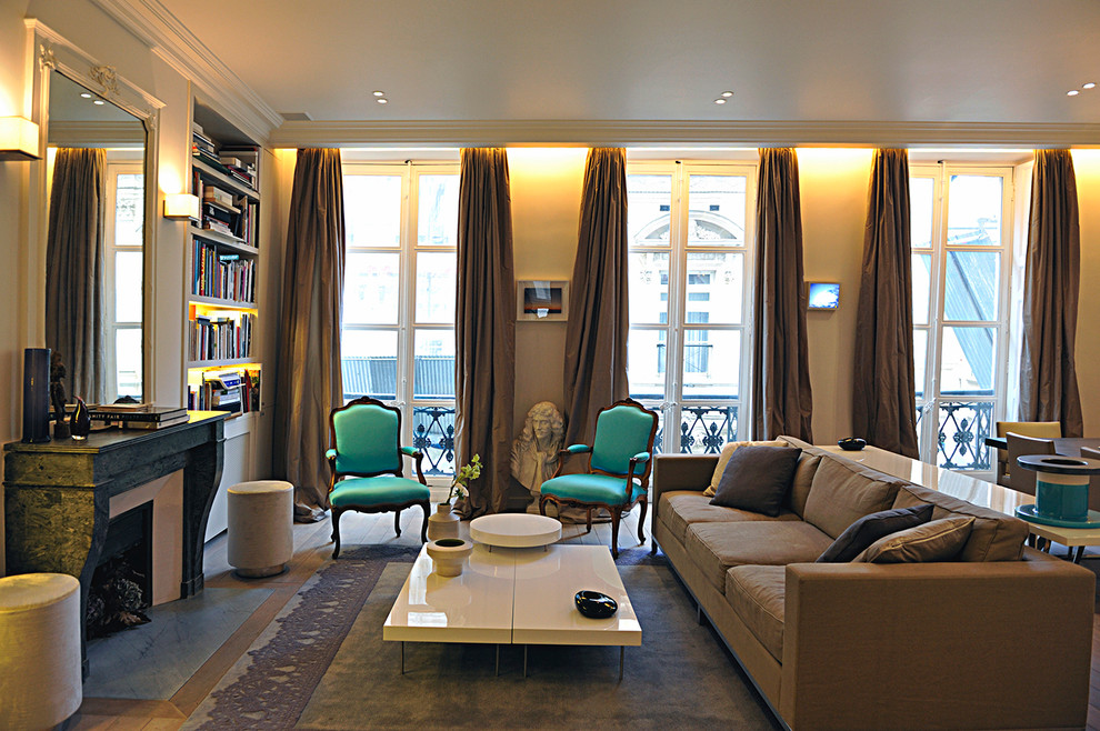 Mittelgroßes, Repräsentatives, Fernseherloses, Offenes Klassisches Wohnzimmer mit weißer Wandfarbe, braunem Holzboden, Kamin und Kaminumrandung aus Stein in Paris