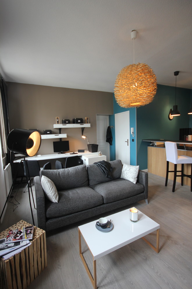 Ispirazione per un piccolo soggiorno minimalista aperto con angolo bar, pareti blu, pavimento in laminato, nessuna TV e pavimento grigio