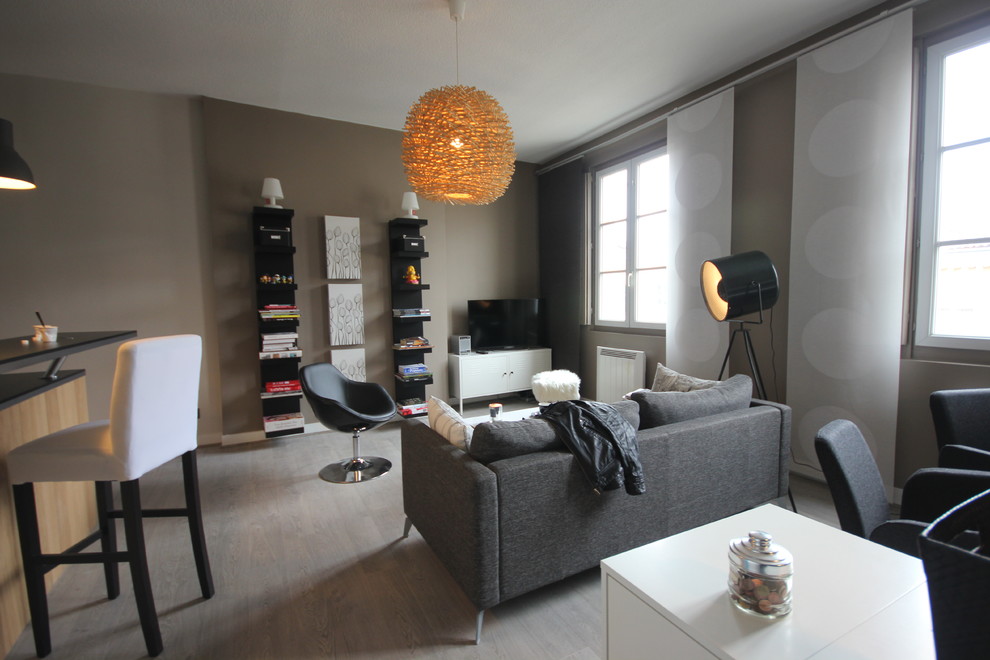Imagen de salón con barra de bar abierto minimalista pequeño sin televisor con paredes azules, suelo laminado y suelo gris