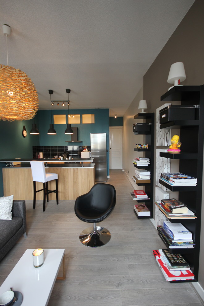 Idée de décoration pour un petit salon minimaliste ouvert avec un bar de salon, un mur bleu, sol en stratifié, aucun téléviseur et un sol gris.
