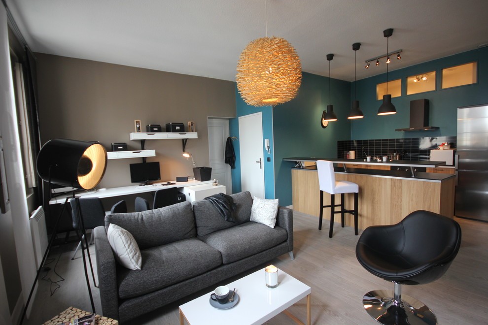 Foto de salón con barra de bar abierto moderno pequeño sin televisor con paredes azules, suelo laminado y suelo gris