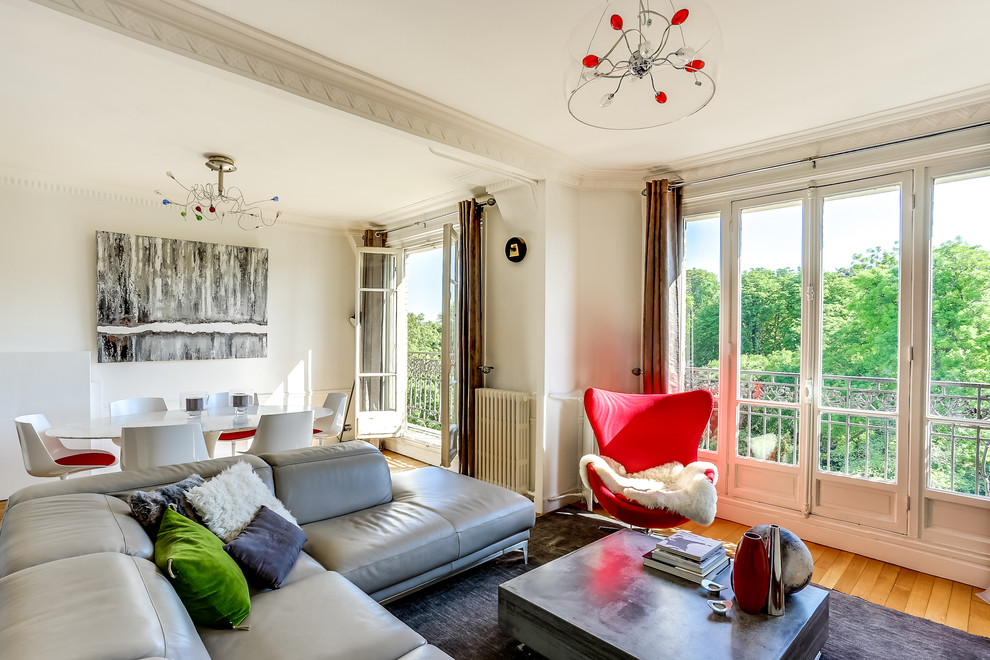 Offenes, Großes, Fernseherloses, Repräsentatives Stilmix Wohnzimmer ohne Kamin mit weißer Wandfarbe und hellem Holzboden in Paris