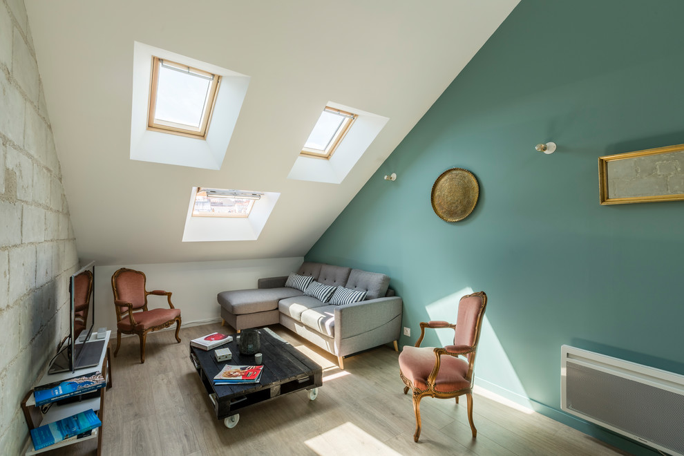 Mittelgroßes Modernes Wohnzimmer ohne Kamin, im Loft-Stil mit grüner Wandfarbe, hellem Holzboden, freistehendem TV, beigem Boden und Ziegelwänden in Nantes