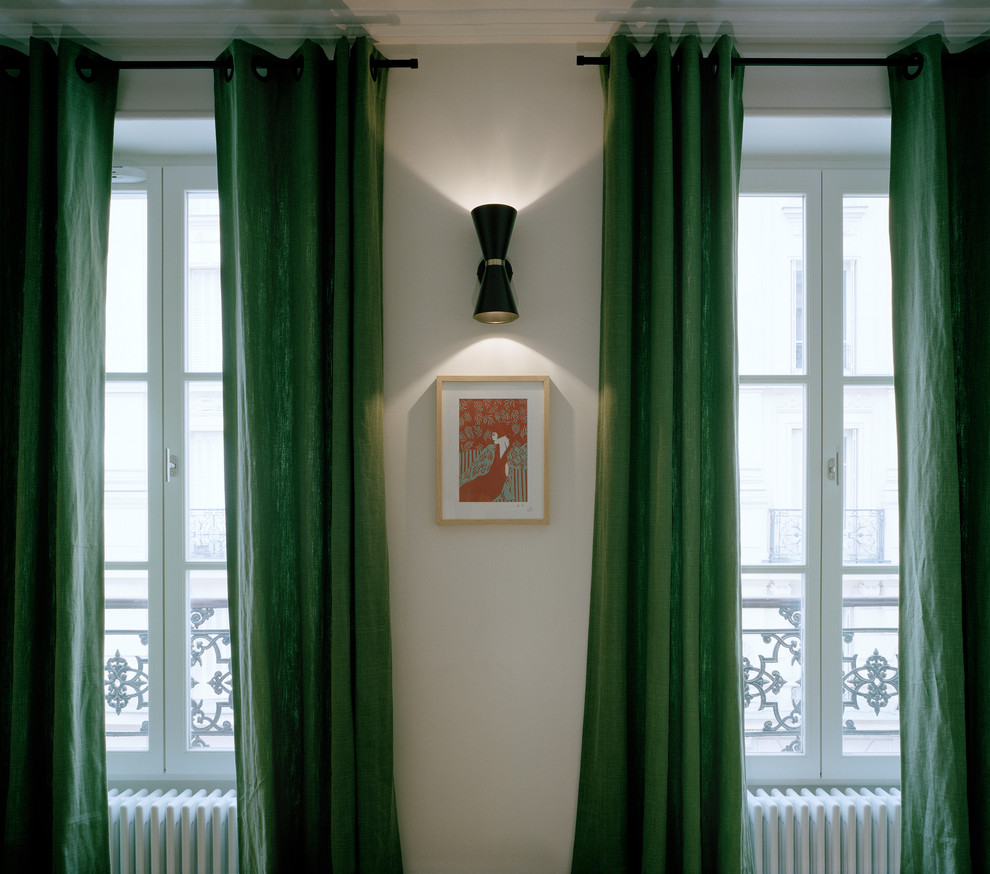 Свежая идея для дизайна: открытая гостиная комната среднего размера в современном стиле с серыми стенами, светлым паркетным полом и коричневым полом без камина - отличное фото интерьера