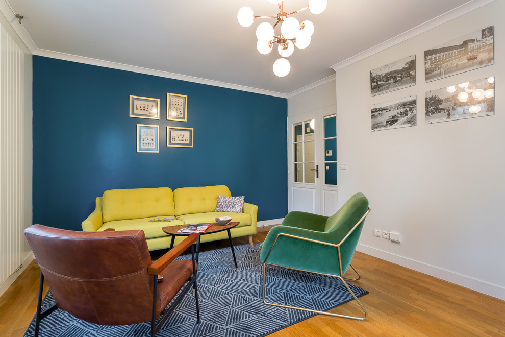 Идея дизайна: гостиная комната в современном стиле с синими стенами, паркетным полом среднего тона и коричневым полом без камина, телевизора