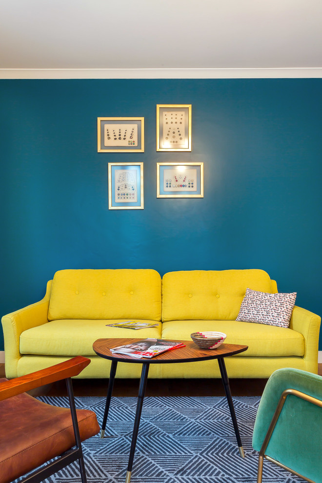 Пример оригинального дизайна: гостиная комната в стиле ретро с синими стенами