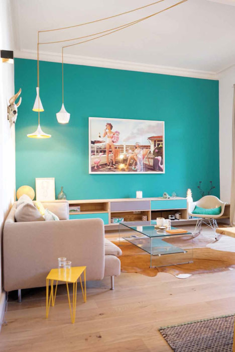 Idee per un soggiorno moderno di medie dimensioni e chiuso con pareti bianche, parquet chiaro e pavimento beige