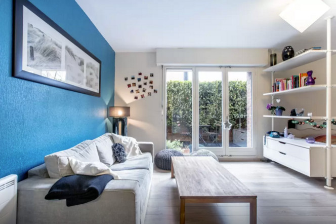 リールにある低価格の小さな北欧スタイルのおしゃれな独立型リビング (青い壁、淡色無垢フローリング、暖炉なし、壁掛け型テレビ、グレーの床) の写真
