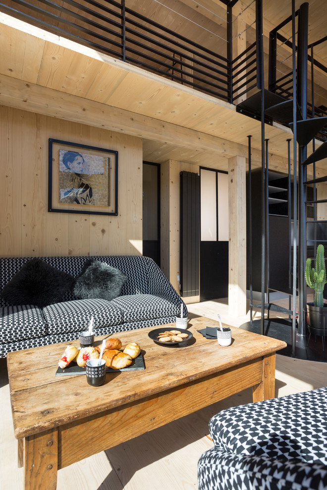 Стильный дизайн: гостиная комната в стиле рустика с светлым паркетным полом без телевизора - последний тренд