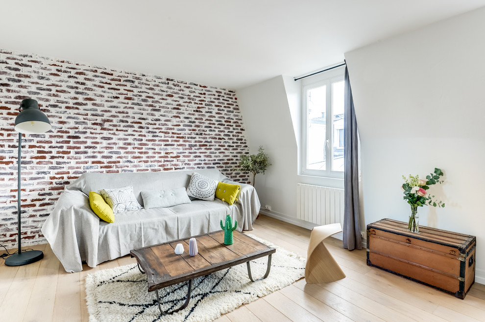 Mittelgroßes, Fernseherloses, Offenes Modernes Wohnzimmer ohne Kamin mit weißer Wandfarbe und hellem Holzboden in Paris