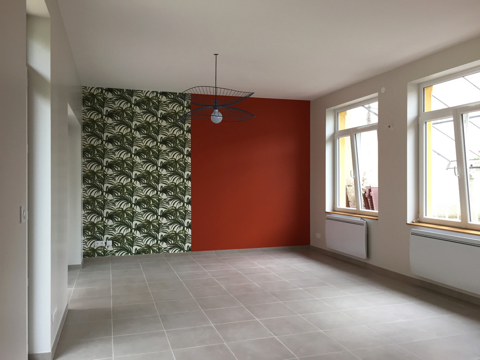 Immagine di un soggiorno chic di medie dimensioni e aperto con pareti beige, pavimento con piastrelle in ceramica, TV autoportante e pavimento grigio