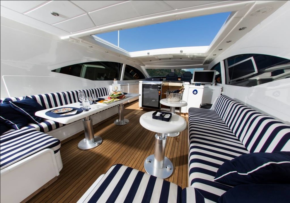This is an example of a nautical living room in Nice.