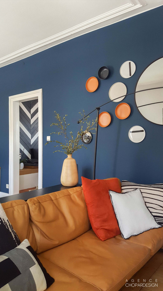 Идея дизайна: большая гостиная комната в стиле фьюжн с с книжными шкафами и полками, синими стенами, светлым паркетным полом и отдельно стоящим телевизором