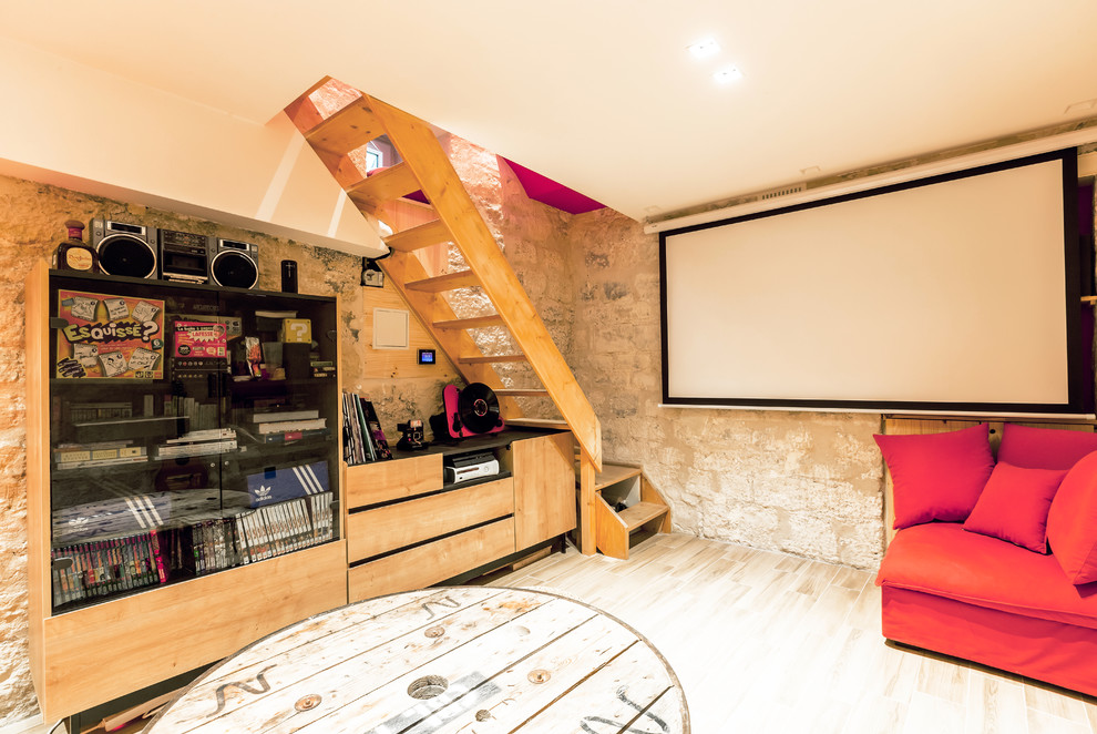На фото: изолированная гостиная комната среднего размера в стиле лофт с красными стенами, паркетным полом среднего тона, скрытым телевизором и коричневым полом без камина с