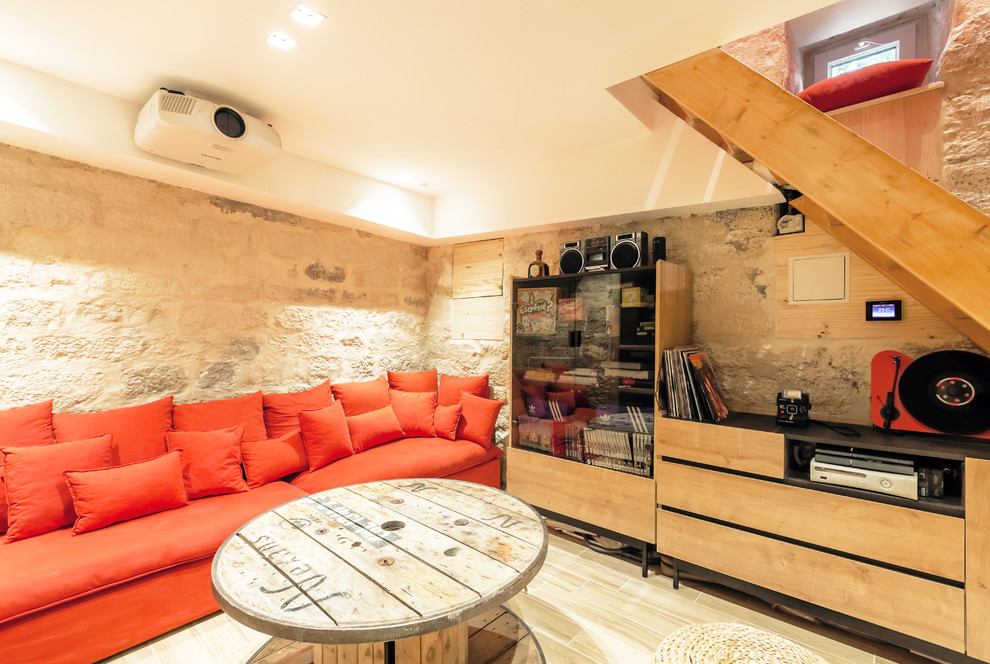 Inspiration för mellanstora industriella separata vardagsrum, med röda väggar, mellanmörkt trägolv, en dold TV och brunt golv