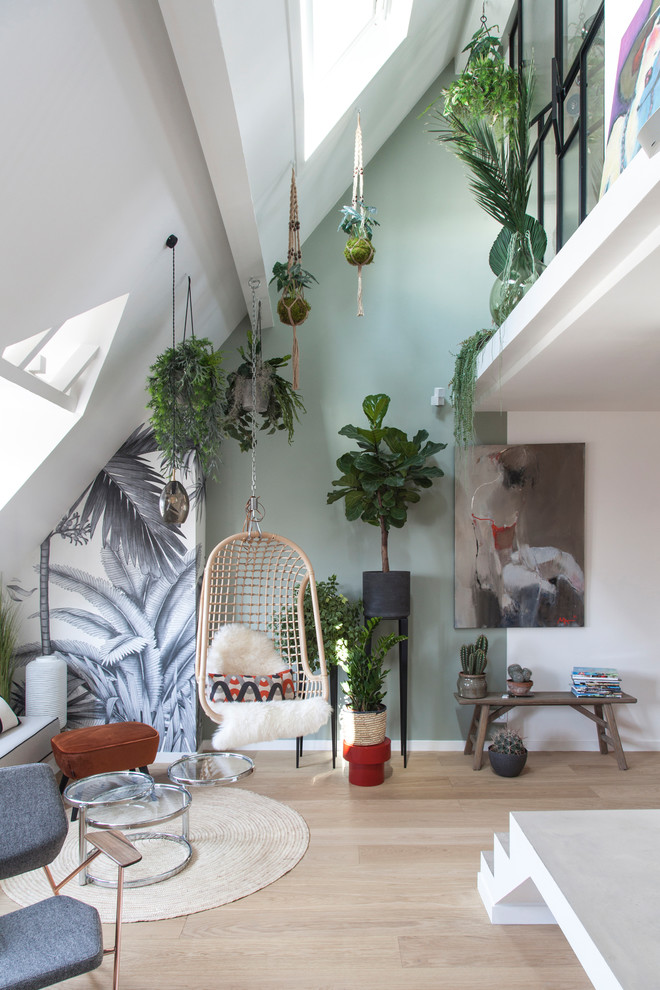 Imagen de salón abierto contemporáneo con paredes verdes, suelo de madera clara, suelo beige y alfombra