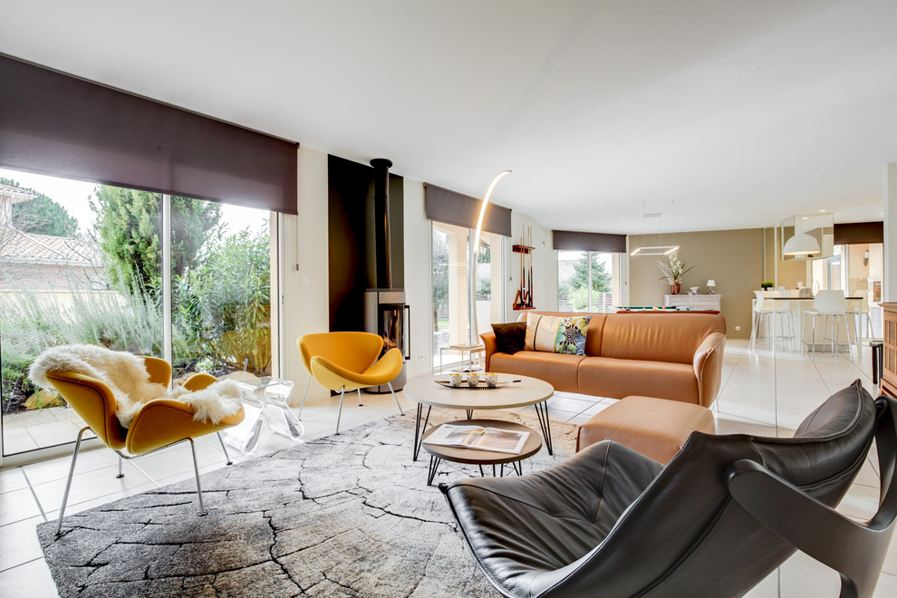 Offenes Modernes Wohnzimmer mit weißer Wandfarbe, Keramikboden, Kaminofen, Multimediawand und weißem Boden in Bordeaux