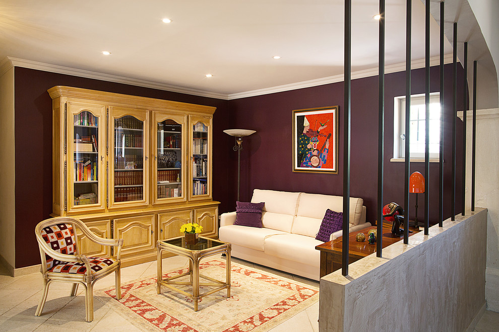 На фото: гостиная комната в классическом стиле с фиолетовыми стенами, полом из керамической плитки и белым полом с