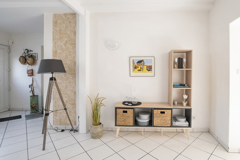Living room - cottage living room idea in Bordeaux