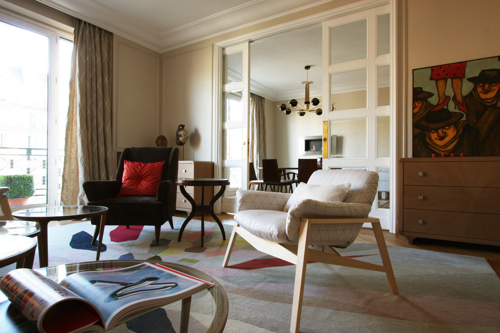 Mittelgroßes, Repräsentatives, Abgetrenntes Modernes Wohnzimmer mit beiger Wandfarbe in Paris