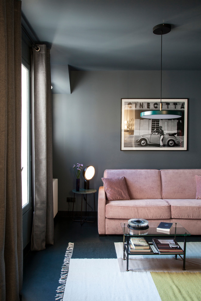 Modernes Wohnzimmer mit grauer Wandfarbe und blauem Boden in Paris