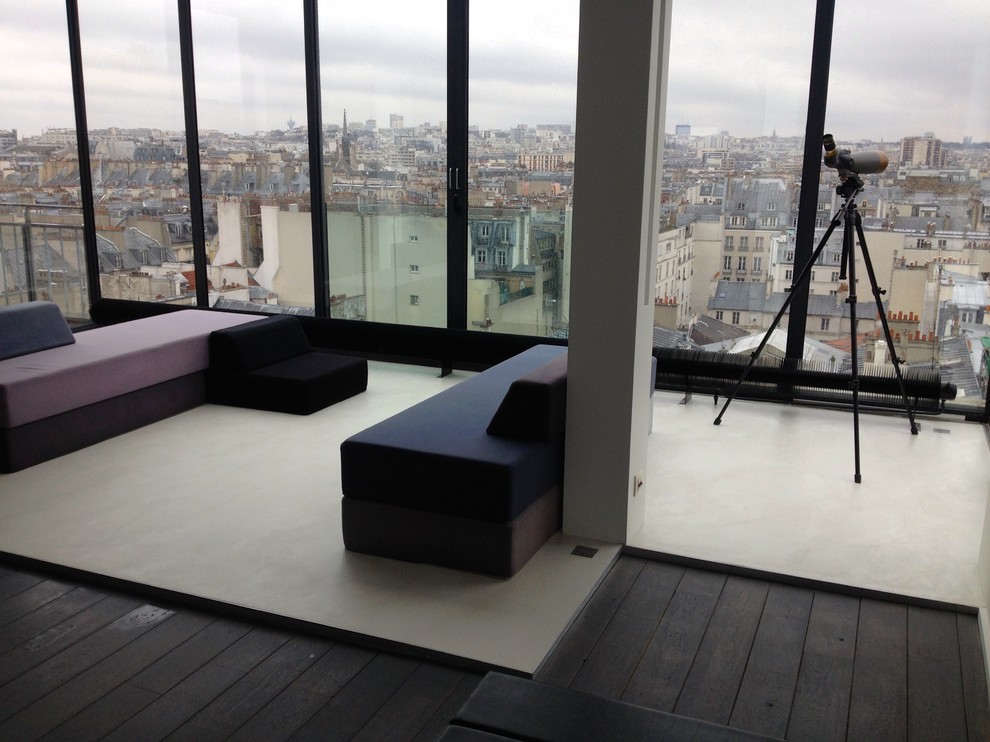 Großes Modernes Wohnzimmer mit Betonboden in Paris