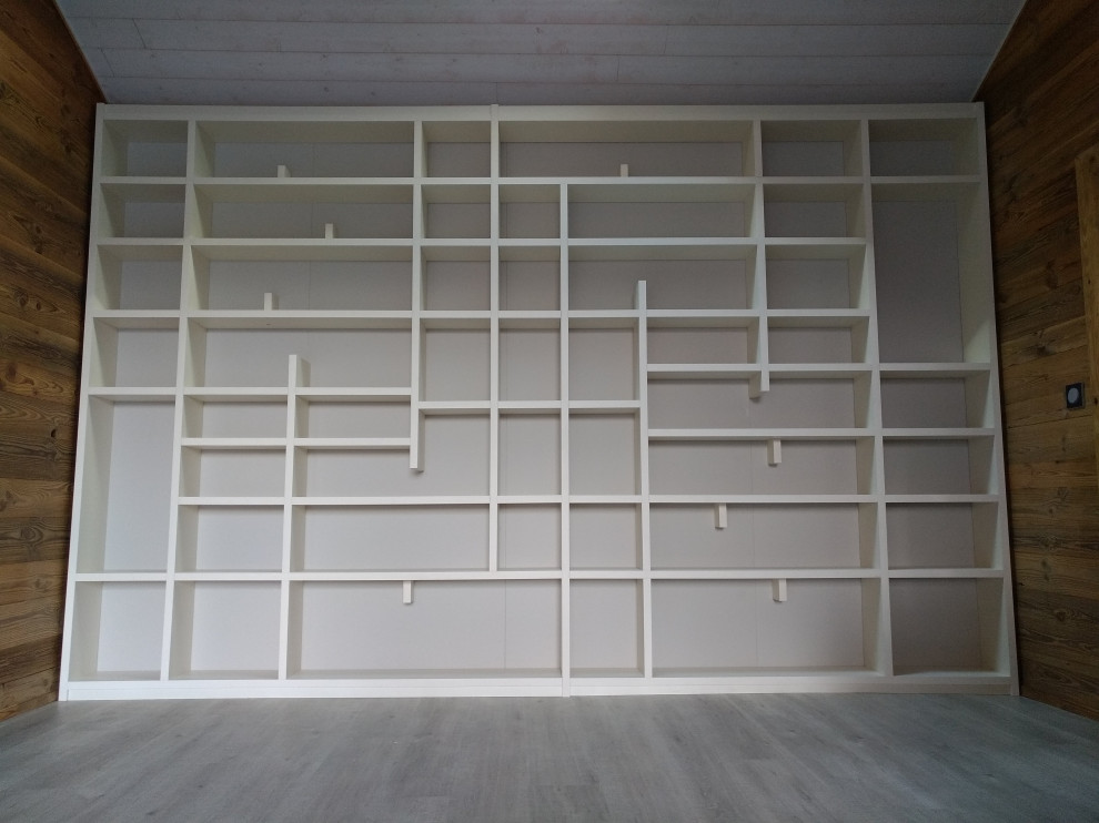 Foto på ett mycket stort funkis allrum med öppen planlösning, med ett bibliotek, grå väggar, laminatgolv och grått golv