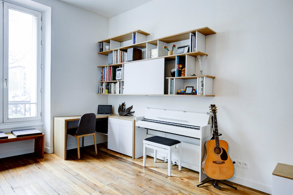 Aménagement d'un salon contemporain de taille moyenne et ouvert avec une bibliothèque ou un coin lecture, un mur blanc, un sol en bois brun, aucune cheminée, un téléviseur dissimulé et un sol marron.