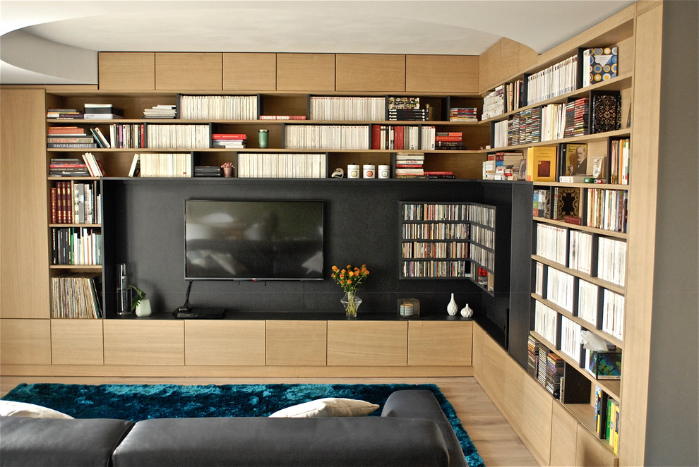 Ejemplo de biblioteca en casa abierta contemporánea grande con televisor colgado en la pared