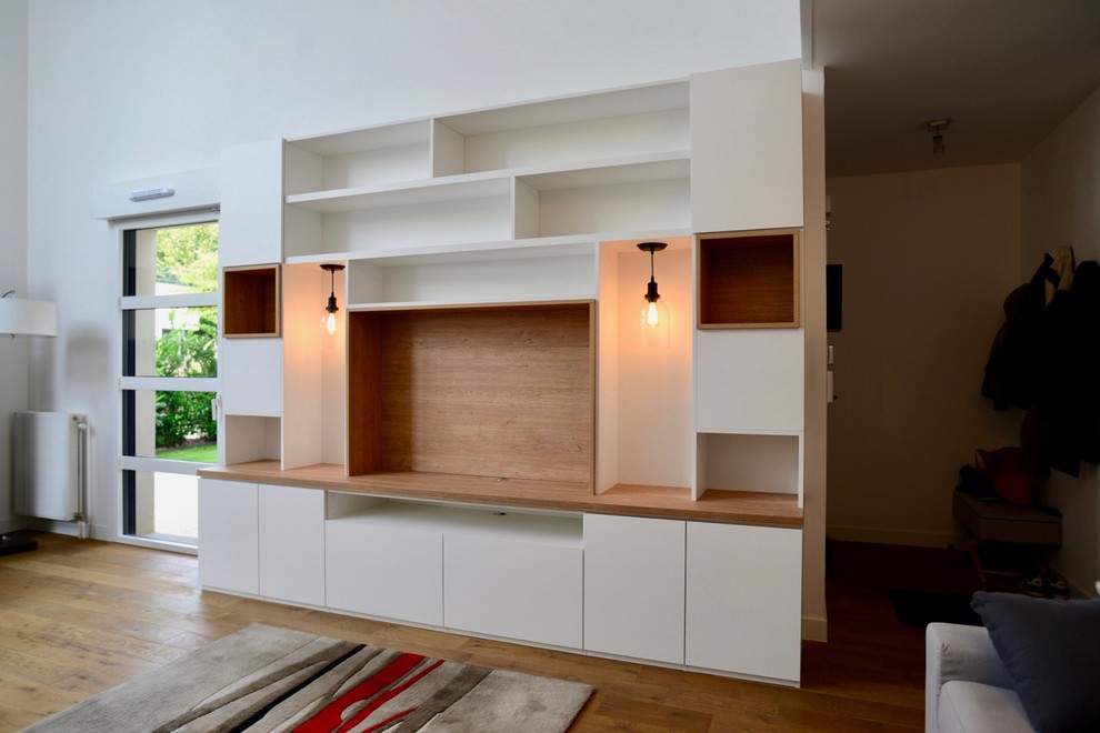 Mittelgroßes, Repräsentatives, Abgetrenntes Modernes Wohnzimmer ohne Kamin mit weißer Wandfarbe, hellem Holzboden und freistehendem TV in Paris