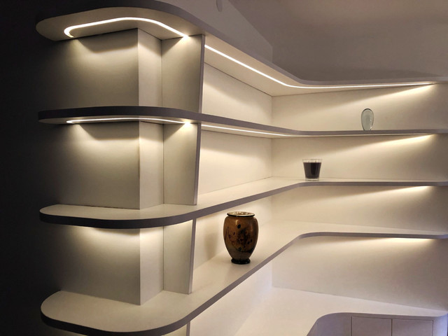 Bibliothèque laque blanc. Retro éclairage LED - Contemporain - Salon -  Paris - par Atelier Speionis | Houzz