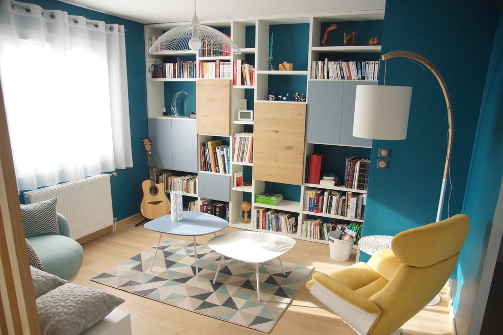 Mittelgroße, Offene Nordische Bibliothek mit blauer Wandfarbe und hellem Holzboden in Clermont-Ferrand