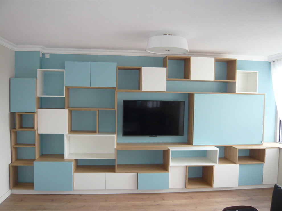 Cette image montre un grand salon minimaliste ouvert avec une salle de réception, un mur bleu, parquet clair et un téléviseur dissimulé.