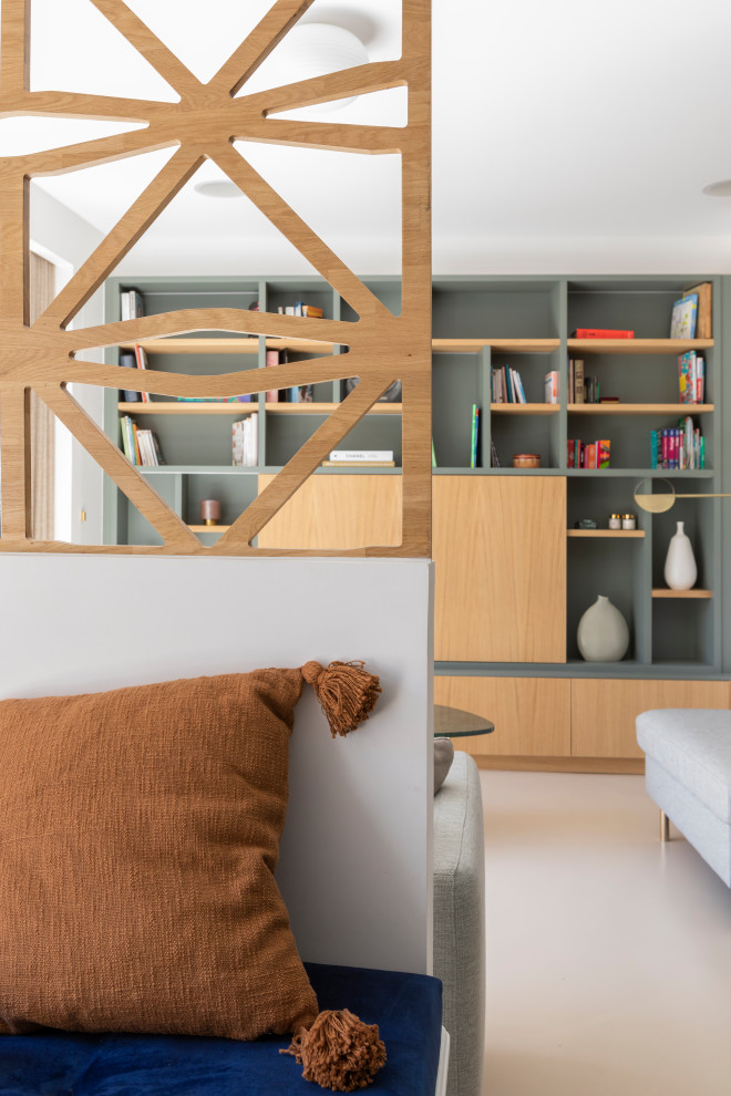 Пример оригинального дизайна: маленькая открытая гостиная комната в современном стиле с белыми стенами, скрытым телевизором и белым полом для на участке и в саду