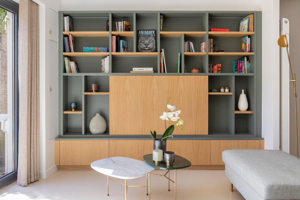 Immagine di un piccolo soggiorno design aperto con pareti bianche, TV nascosta e pavimento bianco