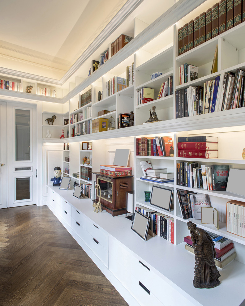 Modelo de biblioteca en casa abierta contemporánea grande sin chimenea y televisor con paredes blancas y suelo de madera oscura