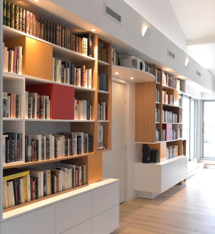 Foto di un grande soggiorno minimal aperto con libreria, pareti bianche, parquet chiaro, stufa a legna, TV nascosta, pavimento beige e travi a vista