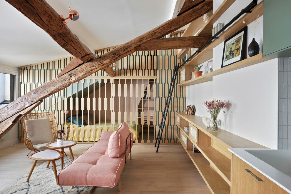 Imagen de salón escandinavo sin chimenea con paredes blancas y suelo de madera clara