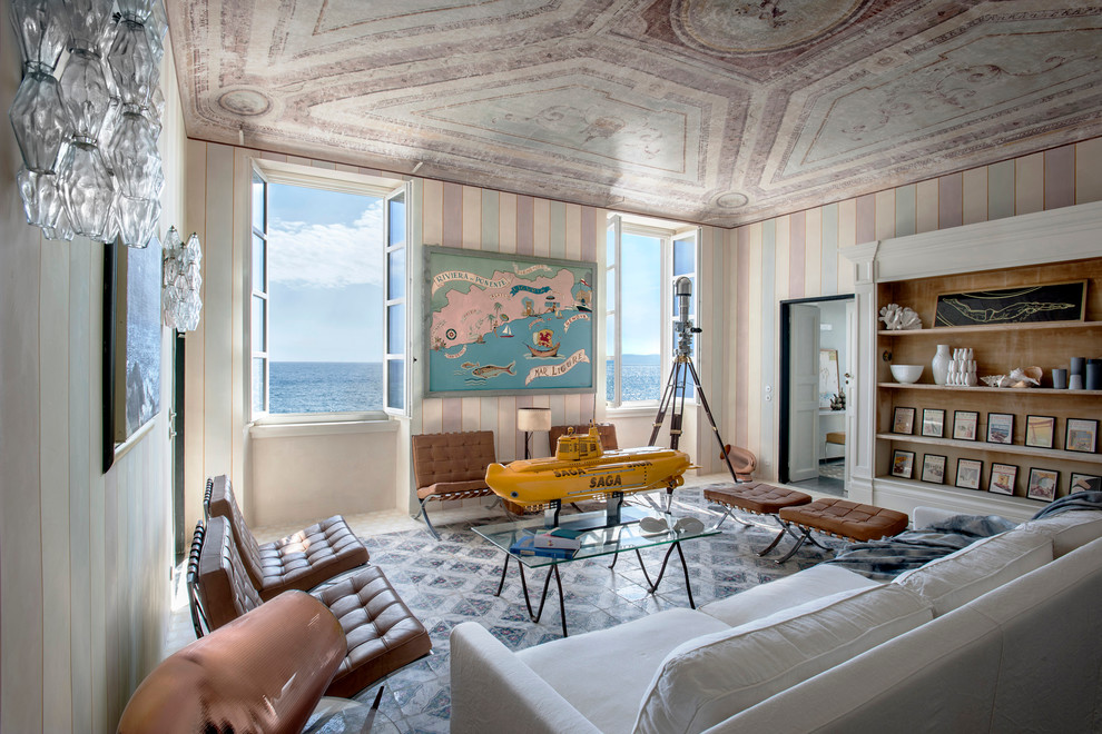 На фото: парадная гостиная комната в морском стиле с разноцветными стенами без камина с