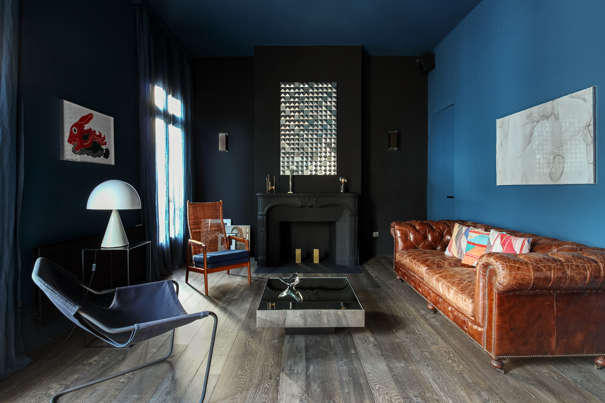 Repräsentatives, Fernseherloses, Abgetrenntes Klassisches Wohnzimmer mit bunten Wänden, dunklem Holzboden, Kamin und grauem Boden in Paris